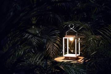 Záhradný lampáš Mrs. Solar Coco teak biela S
