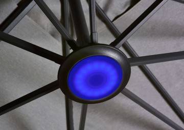 LED osvetlenie na záhradné slnečníky Platinum